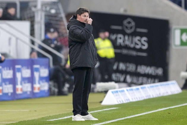 Merlin Polzin coach, head coach, HSV , gives instructions, gestures, gesticulates with arms, cropped, full body, single image, single photo, action, action, on the sidelines, 13 12 2025, Sinsheim Germany , Football, Bundesliga, TSG 1899 Hoffenheim Hamburger SV, DFB DFL REGULATIONS PROHIBIT ANY USE OF PHOTOGRAPHS AS IMAGE SEQUENCES AND OR QUASI VIDEO xozx