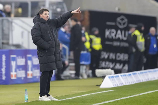 Merlin Polzin coach, head coach, HSV , gives instructions, gestures, gesticulates with arms, cropped, full body, single image, single photo, action, action, on the sidelines, 13 12 2025, Sinsheim Germany , Football, Bundesliga, TSG 1899 Hoffenheim Hamburger SV, DFB DFL REGULATIONS PROHIBIT ANY USE OF PHOTOGRAPHS AS IMAGE SEQUENCES AND OR QUASI VIDEO xozx