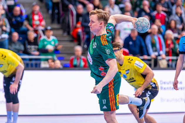 August Pedersen TSV Hannover Burgdorf, No. 17 v l , TSV Hannover Burgdorf green against TVB Stuttgart yellow on matchday 17 of the 2025 2026 season in the DAIKIN Handball Bundesliga 14 12 2025, ZAG Arena Hannover, GER , Copyright: xJanxGuentherx xTSVxHannover-Burgdorfx