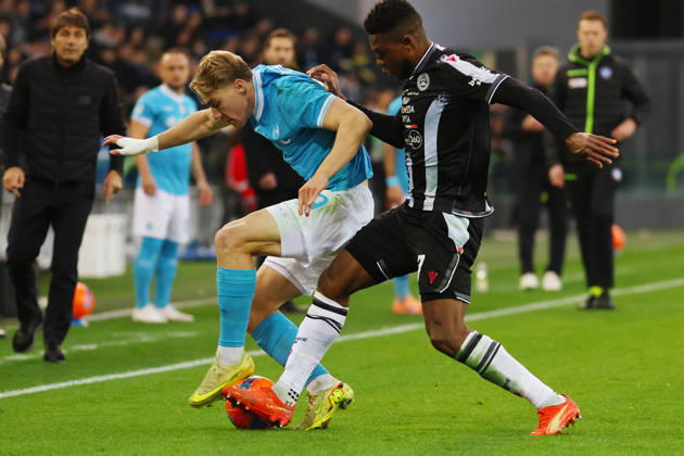 Napoli™s Rasmus Hojlund fights for the ball with Udinese™s Christian Kabasele during the Serie A soccer match between Udinese and Napoli at the Bluenergy Stadium in Udine, north east Italy - Sunday, December 14,2025 - soccer Copyright: xAndreaxBressanutti LaPressex