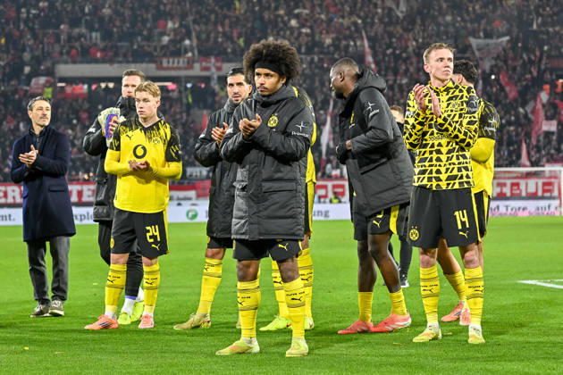 Niko Kovac Borussia Dortmund, head coach , Daniel Svensson Borussia Dortmund, 24 , Karim Adeyemi Borussia Dortmund, 27 , Maximilian Beier Borussia Dortmund, 14 with MItspieler vor der Kurve GER, SC Freiburg Borussia Dortmund, Football, Bundesliga, Matchday 14, Season 2025 2026, 14 12 2025 DFL DFB REGULATES PROHIBIT ANY USE OF PHOTOGRAPHS AS IMAGE SEQUENCES AND OR QUASI VIDEO GER, SC Freiburg Borussia Dortmund, Football, Bundesliga, Matchday 14, Season 2025 2026, 14 12 2025 Freiburg Copyright: xEibner-Pressefoto ThomasxHessx EP_THS