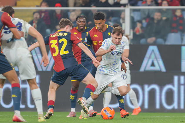 GenoaÕs Morten Frendrup fights for the ball with InterÕs Nicol˜ Barella during the Serie A soccer match between Genoa and Inter at the Luigi Ferraris Stadium in Genoa, Italy - Sunday, December 14, 2025. - Soccer . Copyright: xTanoxPecoraro LaPressex