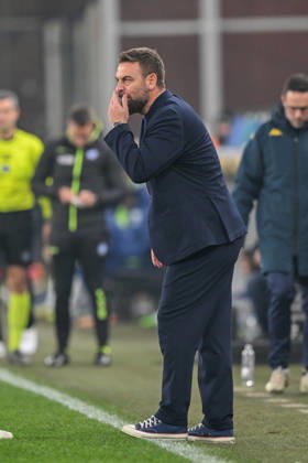 Genoa™s head coach Daniele De Rossi during the Serie A soccer match between Genoa and Inter at the Luigi Ferraris Stadium in Genoa, Italy - Sunday, December 14, 2025. - Soccer . Copyright: xTanoxPecoraro LaPressex