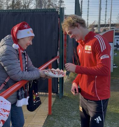 Soccer, Men, Season 2025 2026, 1 Bundesliga, 1 FC Union Berlin, Training, a supporter gave away Santa Clauses to the team after the last public training session of the year, in the picture Tom Rothe 1 FC Union Berlin , 16 12 2025, Copyright: xMatthiasxKochx