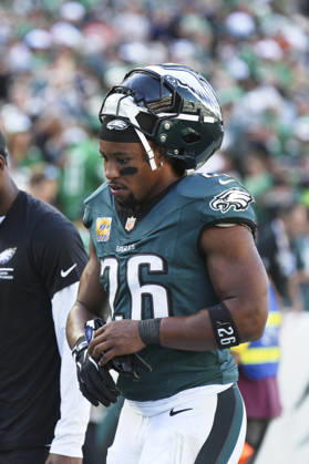 PHILADELPHIA, PA - OCTOBER 05: Philadelphia Eagles running back Saquon Barkley (26) looks on during the game between the Denver Broncos and the Philadelphia Eagles on October 5, 2025 at Lincoln Financial Field in Philadelphia, PA.(Photo by Andy Lewis Icon Sportswire) NFL, American Football Herren, USA OCT 05 Broncos at Eagles EDITORIAL USE ONLY Icon251005118