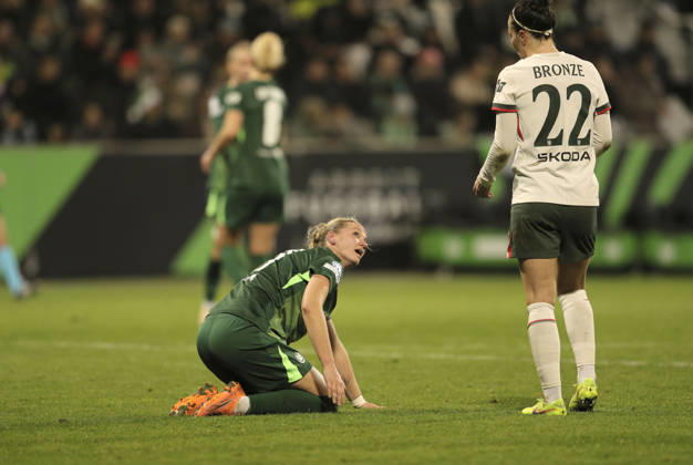 Photo Disappointment after the final whistle among the Wolfsburg players , here Alexandra POPP mourns on the ground , on the right Lucy BRONZE consoles Chelsea Womens Champions League on Wed 17 12 2025 VfL Wolfsburg FC Chelsea 1 2