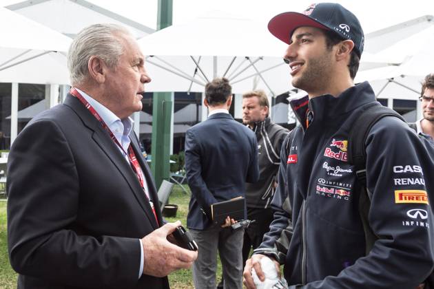 Australian Formula 1 Grand Prix - Sunday Pre Race MELBOURNE , AUSTRALIA - MARCH 15 : Former Australian f1 world champion Alan Jones (L) speaks to Daniel Ricciardo (AUS) 3 from the Infiniti Red Bull Racing team (R) prior to the start of the Rolex Australian Formula 1 Grand Prix, Albert Park, Melbourne, Victoria Australia on March 15, 2015. Asanka Brendon Ratnayake Anadolu Agency Melbourne Florida. Editorial use only. Please get in touch for any other usage.  Copyright: x2025xAnadoluxAsankaxBrendonxRatnayakex