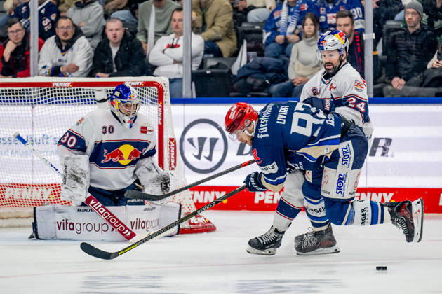 Ryan Murphy EHC Red Bull Muenchen, 24 defends against Sebastian Uvira Schwenninger Wild Wings, 93 in front of Antoine Bibeaus goal Goalkeeper, EHC Red Bull Muenchen, 30 GER, EHC Red Bull Muenchen vs Schwenninger Wild Wings, Ice Hockey, DEL, Matchday 29, Season 2025 2026, 18 12 2025 GER, EHC Red Bull Muenchen vs Schwenninger Wild Wings, Ice Hockey, DEL, Matchday 29, Season 2025 2026, 18 12 2025 Muenchen Copyright: xEibner-Pressefoto HeikexFeinerx EP_HFR