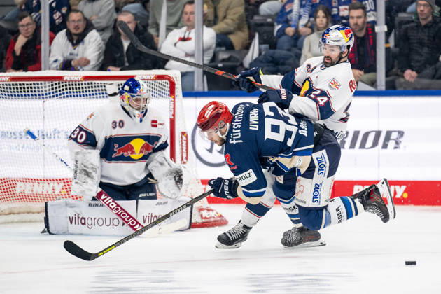 Ryan Murphy EHC Red Bull Muenchen, 24 defends against Sebastian Uvira Schwenninger Wild Wings, 93 in front of Antoine Bibeaus goal Goalkeeper, EHC Red Bull Muenchen, 30 GER, EHC Red Bull Muenchen vs Schwenninger Wild Wings, Ice Hockey, DEL, Matchday 29, Season 2025 2026, 18 12 2025 GER, EHC Red Bull Muenchen vs Schwenninger Wild Wings, Ice Hockey, DEL, Matchday 29, Season 2025 2026, 18 12 2025 Muenchen Copyright: xEibner-Pressefoto HeikexFeinerx EP_HFR