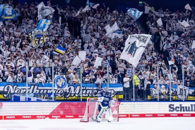 Munich fans in the Nordkurve behind Joacim Eriksson Goalkeeper, Schwenninger Wild Wings, 60 cheer the goal for 3 1 GER, EHC Red Bull Muenchen vs Schwenninger Wild Wings, Ice Hockey, DEL, Matchday 29, Season 2025 2026, 18 12 2025 GER, EHC Red Bull Muenchen vs Schwenninger Wild Wings, Ice Hockey, DEL, Matchday 29, Season 2025 2026, 18 12 2025 Muenchen Copyright: xEibner-Pressefoto HeikexFeinerx EP_HFR