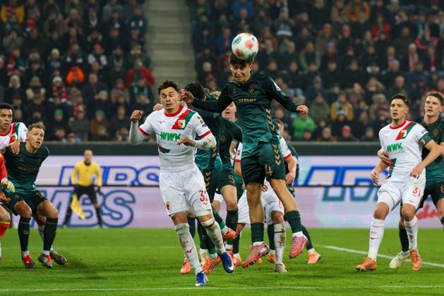 in duel, action, with Fabian Rieder 32 FC Augsburg , Niklas Stark 4 SV Werder Bremen , FC Augsburg vs SV Werder Bremen, Soccer, 1 Bundesliga, 15 Matchday, 20 12 2025 DFB regulations prohibit any use of photographs as image sequences and or quasi video Augsburg Bayern Germany Copyright: xkolbert-press ChristianxKolbertx