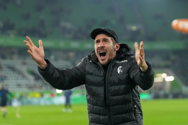 Julian Schuster SC Freiburg, Coach , Cheers, Emotions after the victory , Germany, Football, 1 Bundesliga, 15 Matchday, 2025 2026, VfL Wolfsburg vs SC Freiburg, 20 12 2025, Volkswagen Arena, Wolfsburg, Germany DFL REGULATIONS PROHIBIT ANY USE OF PHOTOGRAPHS AS IMAGE SEQUENCES AND OR QUASI VIDEO Wolfsburg Volkswagen Arena Niedersachsen Germany Copyright: xArnexAmbergx