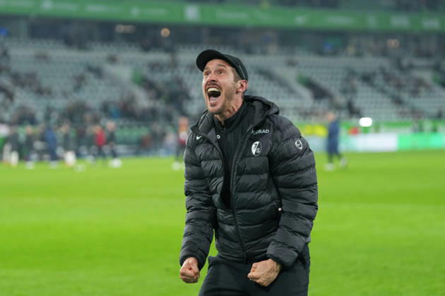 Julian Schuster SC Freiburg, Coach , Cheers, Emotions after the victory , Germany, Football, 1 Bundesliga, 15 Matchday, 2025 2026, VfL Wolfsburg vs SC Freiburg, 20 12 2025, Volkswagen Arena, Wolfsburg, Germany DFL REGULATIONS PROHIBIT ANY USE OF PHOTOGRAPHS AS IMAGE SEQUENCES AND OR QUASI VIDEO Wolfsburg Volkswagen Arena Niedersachsen Germany Copyright: xArnexAmbergx