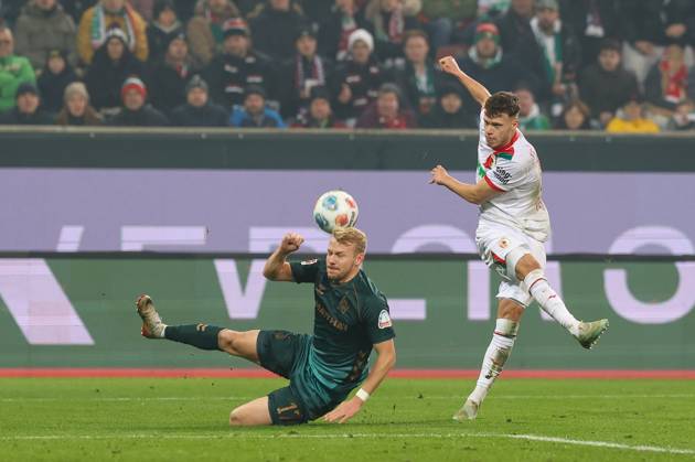 in duel, action, with Robin Fellhauer 19 FC Augsburg , Marco Gruell 17 SV Werder Bremen, FC Augsburg vs SV Werder Bremen, Football, 1 Bundesliga, 15 Matchday, 20 12 2025 DFB regulations prohibit any use of photographs as image sequences and or quasi video Augsburg Bayern Germany Copyright: xkolbert-press ChristianxKolbertx