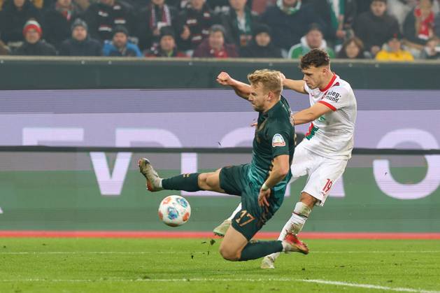 in duel, action, with Robin Fellhauer 19 FC Augsburg , Marco Gruell 17 SV Werder Bremen, FC Augsburg vs SV Werder Bremen, Football, 1 Bundesliga, 15 Matchday, 20 12 2025 DFB regulations prohibit any use of photographs as image sequences and or quasi video Augsburg Bayern Germany Copyright: xkolbert-press ChristianxKolbertx