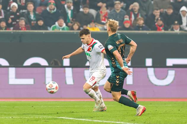 in duel, action, with Robin Fellhauer 19 FC Augsburg , Marco Gruell 17 SV Werder Bremen, FC Augsburg vs SV Werder Bremen, Football, 1 Bundesliga, 15 Matchday, 20 12 2025 DFB regulations prohibit any use of photographs as image sequences and or quasi video Augsburg Bayern Germany Copyright: xkolbert-press ChristianxKolbertx