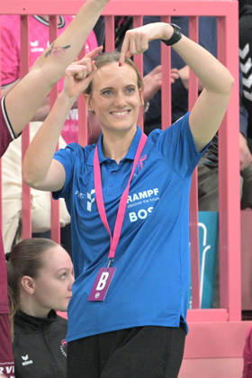 Miriam Hirsch TusSies Metzingen, coach gives instructions to his team TusSies Metzingen vs VfL Oldenburg, handball, Alsco HBF, 11 league matchday, season 2025 2026, 21 12 2025 TusSies Metzingen vs VfL Oldenburg, handball, Alsco HBF, 11 league matchday, season 2025 2026, 21 12 2025 Tuebingen Copyright: xEibner-Pressefoto TobiasxBaurx EP_TBR