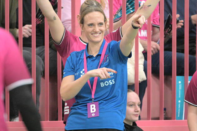 Miriam Hirsch TusSies Metzingen, Coach cheers TusSies Metzingen vs VfL Oldenburg, Handball, Alsco HBF, 11 League matchday, Season 2025 2026, 21 12 2025 TusSies Metzingen vs VfL Oldenburg, Handball, Alsco HBF, 11 League matchday, Season 2025 2026, 21 12 2025 Tuebingen Copyright: xEibner-Pressefoto TobiasxBaurx EP_TBR