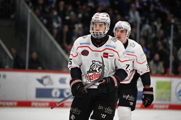 Samuel Dove McFalls Nuernberg Ice Tigers Schwenninger Wild Wings vs Nuernberg Ice Tigers DEL, Main Round, Matchday 30, Season 2025 2026, 21 12 2025 Schwenninger Wild Wings vs Nuernberg Ice Tigers, DEL, Main Round, Matchday 30, Season 2025 2026, 21 12 2025 Schwenningen Copyright: xEibner-Pressefoto SvenxLaeglerx EP_SVL