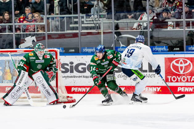 Donald D J Busdeker Augsburger Panther, 14 vs Tim Brunnhuber Straubing Tigers, 19 next to Michael Garteigs goal Goalkeeper, Augsburger Panther, 34 GER, Augsburger Panther vs Straubing Tigers, Ice Hockey, DEL, Matchday 30, Season 2025 2026, 21 12 2025 GER, Augsburger Panther vs Straubing Tigers, Ice Hockey, DEL, Matchday 30, Season 2025 2026, 21 12 2025 Augsburg Copyright: xEibner-Pressefoto FranzxFeinerx EP_HFR