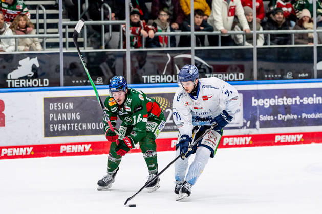 Fight for the puck duel between Donald D J Busdeker Augsburger Panther, 14 and Nick Halloran Straubing Tigers, 71 GER, Augsburger Panther vs Straubing Tigers, Ice Hockey, DEL, Matchday 30, Season 2025 2026, 21 12 2025 GER, Augsburger Panther vs Straubing Tigers, Ice Hockey, DEL, Matchday 30, Season 2025 2026, 21 12 2025 Augsburg Copyright: xEibner-Pressefoto FranzxFeinerx EP_HFR