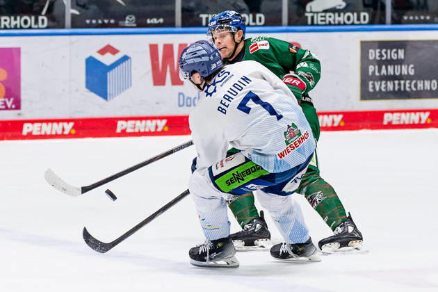 Fight for the puck duel between Nicolas Beaudin Straubing Tigers, 7 and Madison Bowey Augsburger Panther, 22 GER, Augsburger Panther vs Straubing Tigers, Ice Hockey, DEL, Matchday 30, Season 2025 2026, 21 12 2025 GER, Augsburger Panther vs Straubing Tigers, Ice Hockey, DEL, Matchday 30, Season 2025 2026, 21 12 2025 Augsburg Copyright: xEibner-Pressefoto FranzxFeinerx EP_HFR