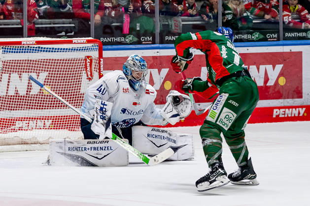 Donald D J Busdeker Augsburger Panther, 14 fails penalty shootout against Henrik Haukeland goalie, Straubing Tigers, 40 GER, Augsburger Panther vs Straubing Tigers, Ice Hockey, DEL, Matchday 30, Season 2025 2026, 21 12 2025 GER, Augsburger Panther vs Straubing Tigers, Ice Hockey, DEL, Matchday 30, Season 2025 2026, 21 12 2025 Augsburg Copyright: xEibner-Pressefoto FranzxFeinerx EP_HFR