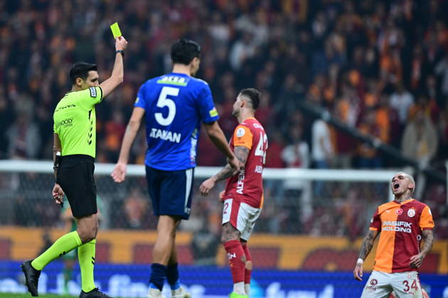 Galatasaray v Kasimpasa - Turkish Super Lig ISTANBUL, TURKIYE - DECEMBER 21: The referee Alper Akarsu shows the yellow card to Lucas Torreira (34) of Galatasaray during Turkish Super Lig week 17 football match between Galatasaray and Kasimpasa at the RAMS Park in Istanbul, Turkiye on December 21, 2025. Abdulhamid Hosbas Anadolu Istanbul Turkey. Editorial use only. Please get in touch for any other usage. Copyright: x2025xAnadoluxAbdulhamidxHosbasx
