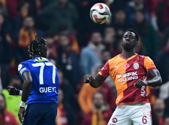 Galatasaray v Kasimpasa - Turkish Super Lig ISTANBUL, TURKIYE - DECEMBER 21: Davinson Sanchez (6) of Galatasaray in action against Pape Gueye (77) of Kasimpasa during the Turkish Super Lig week 17 football match between Galatasaray and Kasimpasa at RAMS Park in Istanbul, Turkiye on December 21, 2025. Abdulhamid Hosbas Anadolu Istanbul Turkey. Editorial use only. Please get in touch for any other usage. Copyright: x2025xAnadoluxAbdulhamidxHosbasx