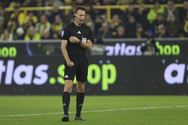 Referee Sven Jablonski looks on during the Bundesliga match between Borussia Dortmund and Borussia Mönchengladbach, Signal Iduna Park on December 19, 2025 in Dortmund, Germany Photo by Oliver Kaelke DeFodi Images Referee Sven Jablonski looks on during the Bundesliga match between Borussia Dortmund and Borussia Mönchengladbach at Signal Iduna Park on December 19, 2025 in Dortmund, Germany Photo by Oliver Kaelke DeFodi Images DFL regulations prohibit any use of photographs as image sequences and or quasi video Photo by Oliver Kaelke DeFodi Images