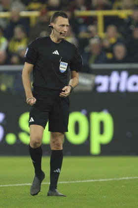 Referee Sven Jablonski looks on during the Bundesliga match between Borussia Dortmund and Borussia Mönchengladbach, Signal Iduna Park on December 19, 2025 in Dortmund, Germany Photo by Oliver Kaelke DeFodi Images Referee Sven Jablonski looks on during the Bundesliga match between Borussia Dortmund and Borussia Mönchengladbach at Signal Iduna Park on December 19, 2025 in Dortmund, Germany Photo by Oliver Kaelke DeFodi Images DFL regulations prohibit any use of photographs as image sequences and or quasi video Photo by Oliver Kaelke DeFodi Images