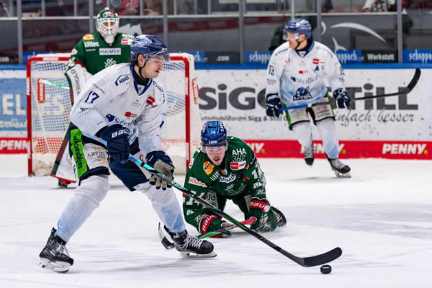 Donald D J Busdeker Augsburger Panther, 14 defends against Adrian Klein Straubing Tigers, 17 GER, Augsburger Panther vs Straubing Tigers, Ice Hockey, DEL, Matchday 30, Season 2025 2026, 21 12 2025 GER, Augsburger Panther vs Straubing Tigers, Ice Hockey, DEL, Matchday 30, Season 2025 2026, 21 12 2025 Augsburg Copyright: xEibner-Pressefoto FranzxFeinerx EP_HFR