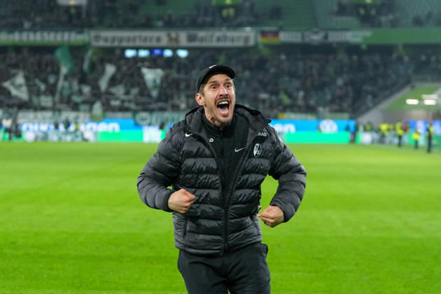 Julian Schuster SC Freiburg, Coach , Cheers, Emotions after the victory , Germany, Football, 1 Bundesliga, 15 Matchday, 2025 2026, VfL Wolfsburg vs SC Freiburg, 20 12 2025, Volkswagen Arena, Wolfsburg, Germany DFL REGULATIONS PROHIBIT ANY USE OF PHOTOGRAPHS AS IMAGE SEQUENCES AND OR QUASI VIDEO Wolfsburg Volkswagen Arena Niedersachsen Germany Copyright: xArnexAmbergx