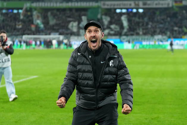 Julian Schuster SC Freiburg, Coach , Cheers, Emotions after the victory , Germany, Football, 1 Bundesliga, 15 Matchday, 2025 2026, VfL Wolfsburg vs SC Freiburg, 20 12 2025, Volkswagen Arena, Wolfsburg, Germany DFL REGULATIONS PROHIBIT ANY USE OF PHOTOGRAPHS AS IMAGE SEQUENCES AND OR QUASI VIDEO Wolfsburg Volkswagen Arena Niedersachsen Germany Copyright: xArnexAmbergx