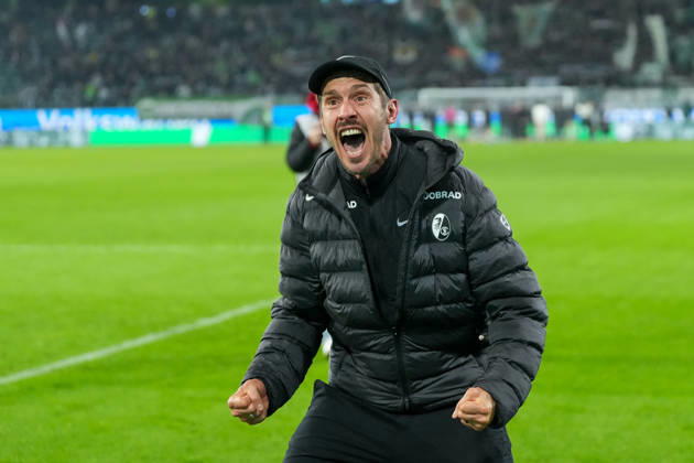 Julian Schuster SC Freiburg, Coach , Cheers, Emotions after the victory , Germany, Football, 1 Bundesliga, 15 Matchday, 2025 2026, VfL Wolfsburg vs SC Freiburg, 20 12 2025, Volkswagen Arena, Wolfsburg, Germany DFL REGULATIONS PROHIBIT ANY USE OF PHOTOGRAPHS AS IMAGE SEQUENCES AND OR QUASI VIDEO Wolfsburg Volkswagen Arena Niedersachsen Germany Copyright: xArnexAmbergx