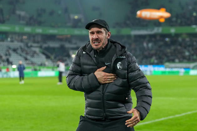 Julian Schuster SC Freiburg, Coach , Cheers, Emotions after the victory , Germany, Football, 1 Bundesliga, 15 Matchday, 2025 2026, VfL Wolfsburg vs SC Freiburg, 20 12 2025, Volkswagen Arena, Wolfsburg, Germany DFL REGULATIONS PROHIBIT ANY USE OF PHOTOGRAPHS AS IMAGE SEQUENCES AND OR QUASI VIDEO Wolfsburg Volkswagen Arena Niedersachsen Germany Copyright: xArnexAmbergx