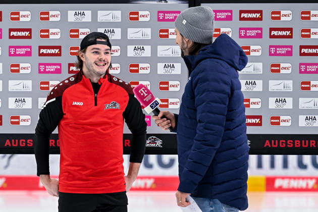 Donald D J Busdeker Augsburger Panther, 14 at the TV interview with Magentasport before the game Portrait Portraet GER, Augsburger Panther vs Straubing Tigers, Ice Hockey, DEL, Matchday 30, Season 2025 2026, 21 12 2025 GER, Augsburger Panther vs Straubing Tigers, Ice Hockey, DEL, Matchday 30, Season 2025 2026, 21 12 2025 Augsburg Copyright: xEibner-Pressefoto HeikexFeinerx EP_HFR