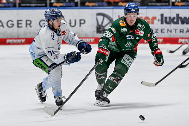 Battle for the puck duel between Nick Halloran Straubing Tigers, 71 and Cody Kunyk Augsburger Panther, 20 GER, Augsburger Panther vs Straubing Tigers, Ice Hockey, DEL, Matchday 30, Season 2025 2026, 21 12 2025 GER, Augsburger Panther vs Straubing Tigers, Ice Hockey, DEL, Matchday 30, Season 2025 2026, 21 12 2025 Augsburg Copyright: xEibner-Pressefoto HeikexFeinerx EP_HFR