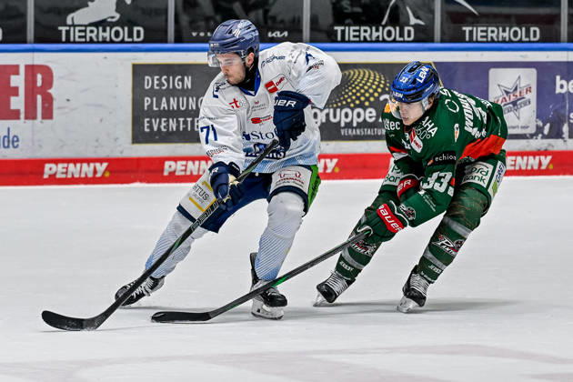Battle for the puck duel between Nick Halloran Straubing Tigers, 71 and Tim Wohlgemuth Augsburger Panther, 33 GER, Augsburger Panther vs Straubing Tigers, Ice Hockey, DEL, Matchday 30, Season 2025 2026, 21 12 2025 GER, Augsburger Panther vs Straubing Tigers, Ice Hockey, DEL, Matchday 30, Season 2025 2026, 21 12 2025 Augsburg Copyright: xEibner-Pressefoto HeikexFeinerx EP_HFR