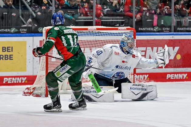 Donald D J Busdeker Augsburger Panther, 14 fails penalty shootout against Henrik Haukeland goalie, Straubing Tigers, 40 GER, Augsburger Panther vs Straubing Tigers, Ice Hockey, DEL, Matchday 30, Season 2025 2026, 21 12 2025 GER, Augsburger Panther vs Straubing Tigers, Ice Hockey, DEL, Matchday 30, Season 2025 2026, 21 12 2025 Augsburg Copyright: xEibner-Pressefoto HeikexFeinerx EP_HFR