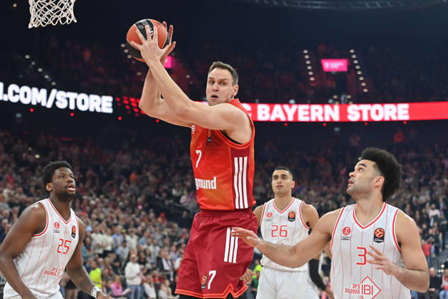 Johannes VOIGTMANN FCB action,duel against Elijah BRYANT Hapoel Basketball Euro League,season 2025 2026, FC Bayern Muenchen Hapoel Te Aviv 72 82 on 23 12 2025, S A P G A R D EN