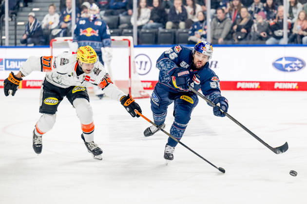 Fight for the puck duel between Daniel Pfaffengut Loewen Frankfurt, 77 and Fabio Wagner EHC Red Bull Muenchen, 55 GER, EHC Red Bull Muenchen vs Loewen Frankfurt, Ice Hockey, DEL, Matchday 32, Season 2025 2026, 26 12 2025 GER, EHC Red Bull Muenchen vs Loewen Frankfurt, Ice Hockey, DEL, Matchday 32, Season 2025 2026, 26 12 2025 Muenchen Copyright: xEibner-Pressefoto HeikexFeinerx EP_HFR