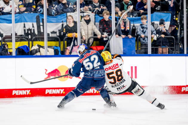 Fight for the puck duel between Patrick Hager EHC Red Bull Muenchen, 52 and Ryan McKiernan Loewen Frankfurt, 58 GER, EHC Red Bull Muenchen vs Loewen Frankfurt, Ice Hockey, DEL, Matchday 32, Season 2025 2026, 26 12 2025 GER, EHC Red Bull Muenchen vs Loewen Frankfurt, Ice Hockey, DEL, Matchday 32, Season 2025 2026, 26 12 2025 Muenchen Copyright: xEibner-Pressefoto HeikexFeinerx EP_HFR