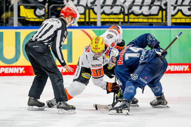 Linesperson David Tschirner takes a faceoff between Carter Rowney Loewen Frankfurt, 17 and Vadim Schreiner EHC Red Bull Muenchen, 14 GER, EHC Red Bull Muenchen vs Loewen Frankfurt, Ice Hockey, DEL, Matchday 32, Season 2025 2026, 26 12 2025 GER, EHC Red Bull Muenchen vs Loewen Frankfurt, Ice Hockey, DEL, Matchday 32, Season 2025 2026, 26 12 2025 Muenchen Copyright: xEibner-Pressefoto HeikexFeinerx EP_HFR
