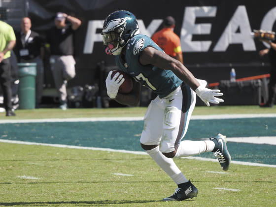 PHILADELPHIA, PA - OCTOBER 05: Philadelphia Eagles running back Tank Bigsby (37) runs with the ball during the game between the Denver Broncos and the Philadelphia Eagles on October 5, 2025 at Lincoln Financial Field in Philadelphia, PA.(Photo by Andy Lewis Icon Sportswire) NFL, American Football Herren, USA OCT 05 Broncos at Eagles EDITORIAL USE ONLY Icon251005049