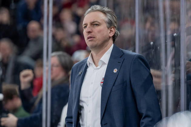 Max Kaltenhauser Co Coach, EHC Red Bull Muenchen GER, EHC Red Bull Muenchen vs Loewen Frankfurt, Ice Hockey, DEL, Matchday 32, Season 2025 2026, 26 12 2025 GER, EHC Red Bull Muenchen vs Loewen Frankfurt, Ice Hockey, DEL, Matchday 32, Season 2025 2026, 26 12 2025 Muenchen Copyright: xEibner-Pressefoto HeikexFeinerx EP_HFR