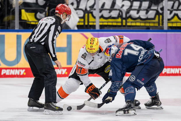 Linesperson David Tschirner takes a faceoff between Carter Rowney Loewen Frankfurt, 17 and Vadim Schreiner EHC Red Bull Muenchen, 14 GER, EHC Red Bull Muenchen vs Loewen Frankfurt, Ice Hockey, DEL, Matchday 32, Season 2025 2026, 26 12 2025 GER, EHC Red Bull Muenchen vs Loewen Frankfurt, Ice Hockey, DEL, Matchday 32, Season 2025 2026, 26 12 2025 Muenchen Copyright: xEibner-Pressefoto HeikexFeinerx EP_HFR