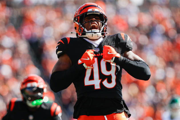 CINCINNATI, OH - OCTOBER 26: Cincinnati Bengals linebacker Barrett Carter (49) reacts during the game against the New York Jets and the Cincinnati Bengals on October 26, 2025, at Paycor Stadium in Cincinnati, OH. (Photo by Ian Johnson Icon Sportswire) NFL, American Football Herren, USA OCT 26 Jets at Bengals EDITORIAL USE ONLY Icon251026057
