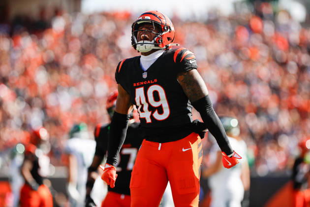 CINCINNATI, OH - OCTOBER 26: Cincinnati Bengals linebacker Barrett Carter (49) reacts during the game against the New York Jets and the Cincinnati Bengals on October 26, 2025, at Paycor Stadium in Cincinnati, OH. (Photo by Ian Johnson Icon Sportswire) NFL, American Football Herren, USA OCT 26 Jets at Bengals EDITORIAL USE ONLY Icon251026058