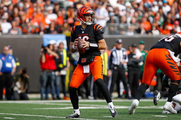 CINCINNATI, OH - OCTOBER 26: Cincinnati Bengals quarterback Joe Flacco (16) looks to pass during the game against the New York Jets and the Cincinnati Bengals on October 26, 2025, at Paycor Stadium in Cincinnati, OH. (Photo by Ian Johnson Icon Sportswire) NFL, American Football Herren, USA OCT 26 Jets at Bengals EDITORIAL USE ONLY Icon251026108